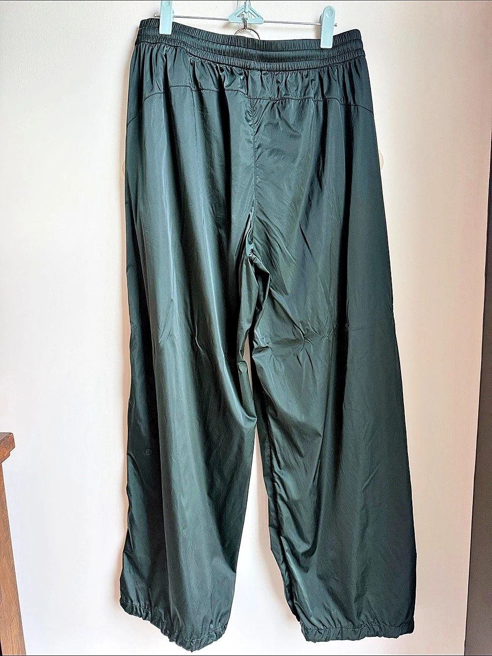 *Rare*Lululemon Stretch Satin Nylon Mid-Rise Pant
Rainforest Green / Light Ivory - Picture 3 of 9
